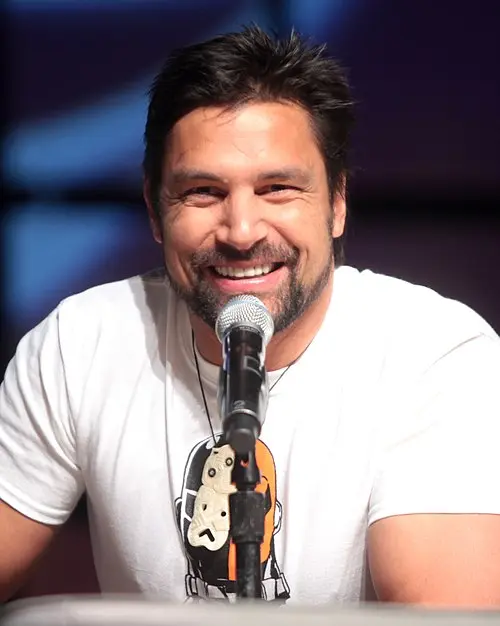 Manu Bennett